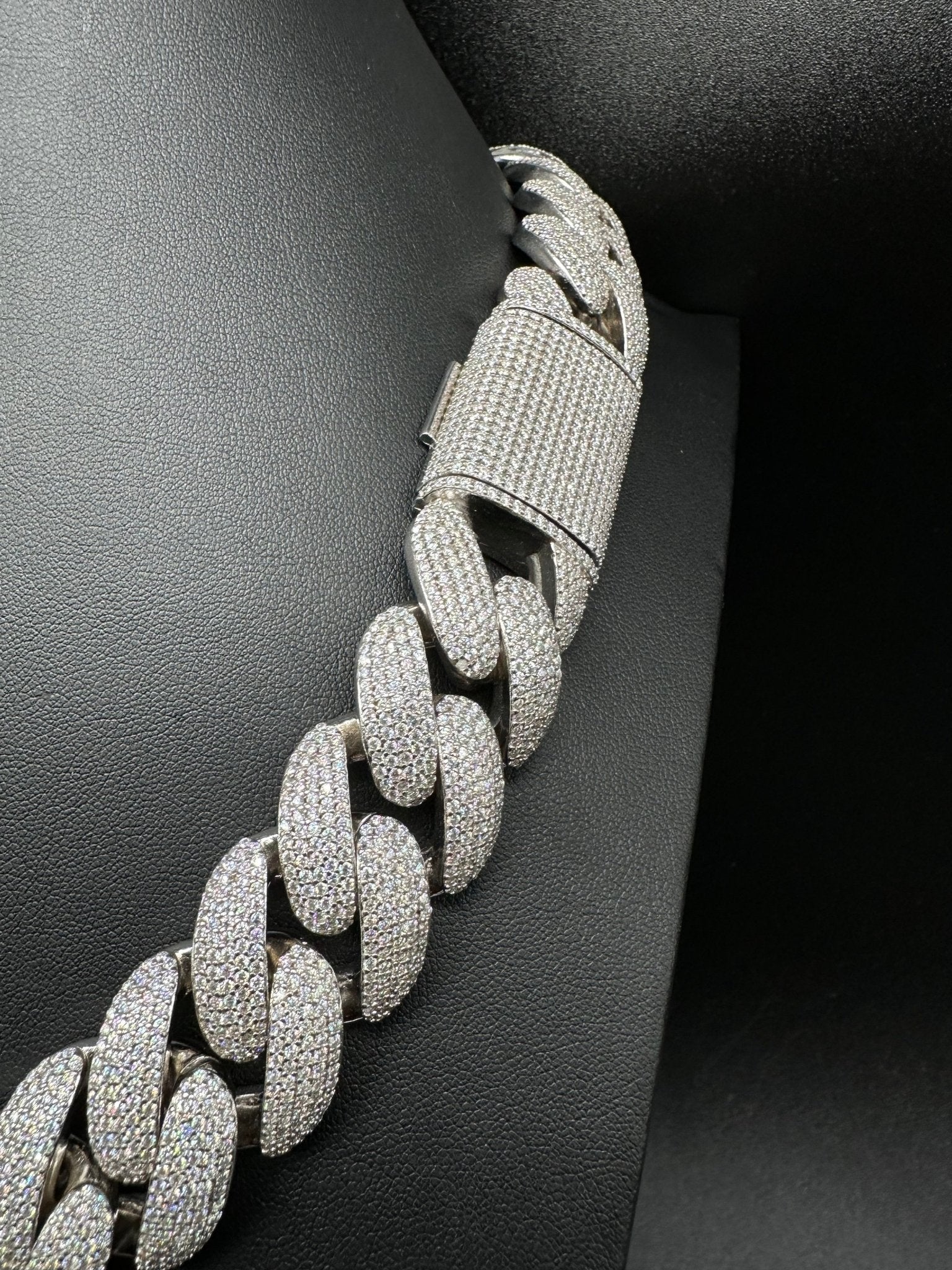 23mm 22" Moissanite Cuban Chain