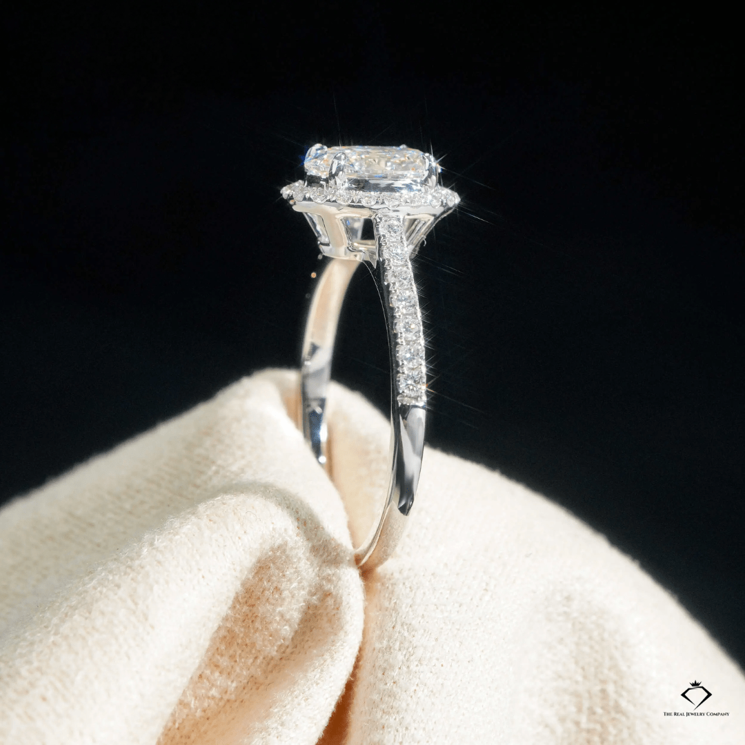 14K Lab Diamond Halo Engagement Ring – VVS2 Oval Brilliance